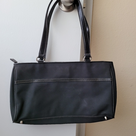 Franco Sarto gorgeous buttery soft black shoulder w/ contrasting stitch - Picture 2 of 4